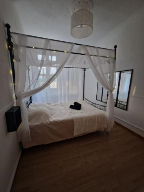 Appartement avec lit baldaquin